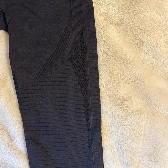 Gym shark energy seamless perforated black cropped capri leggings - Picture 3 of 5